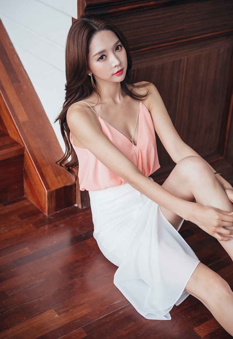 韩国美女林智慧深V吊带美腿写真