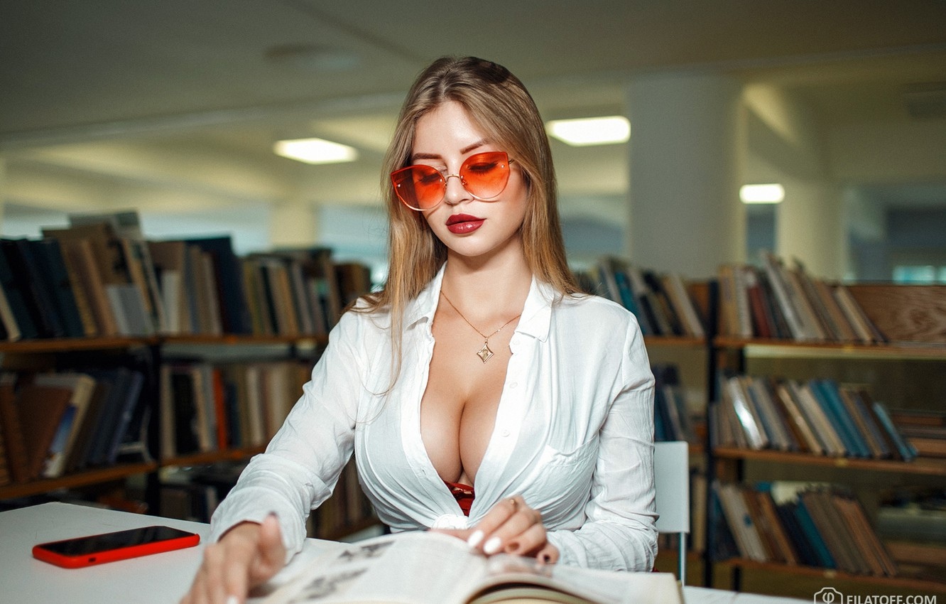 图书馆的性感知性美女写真