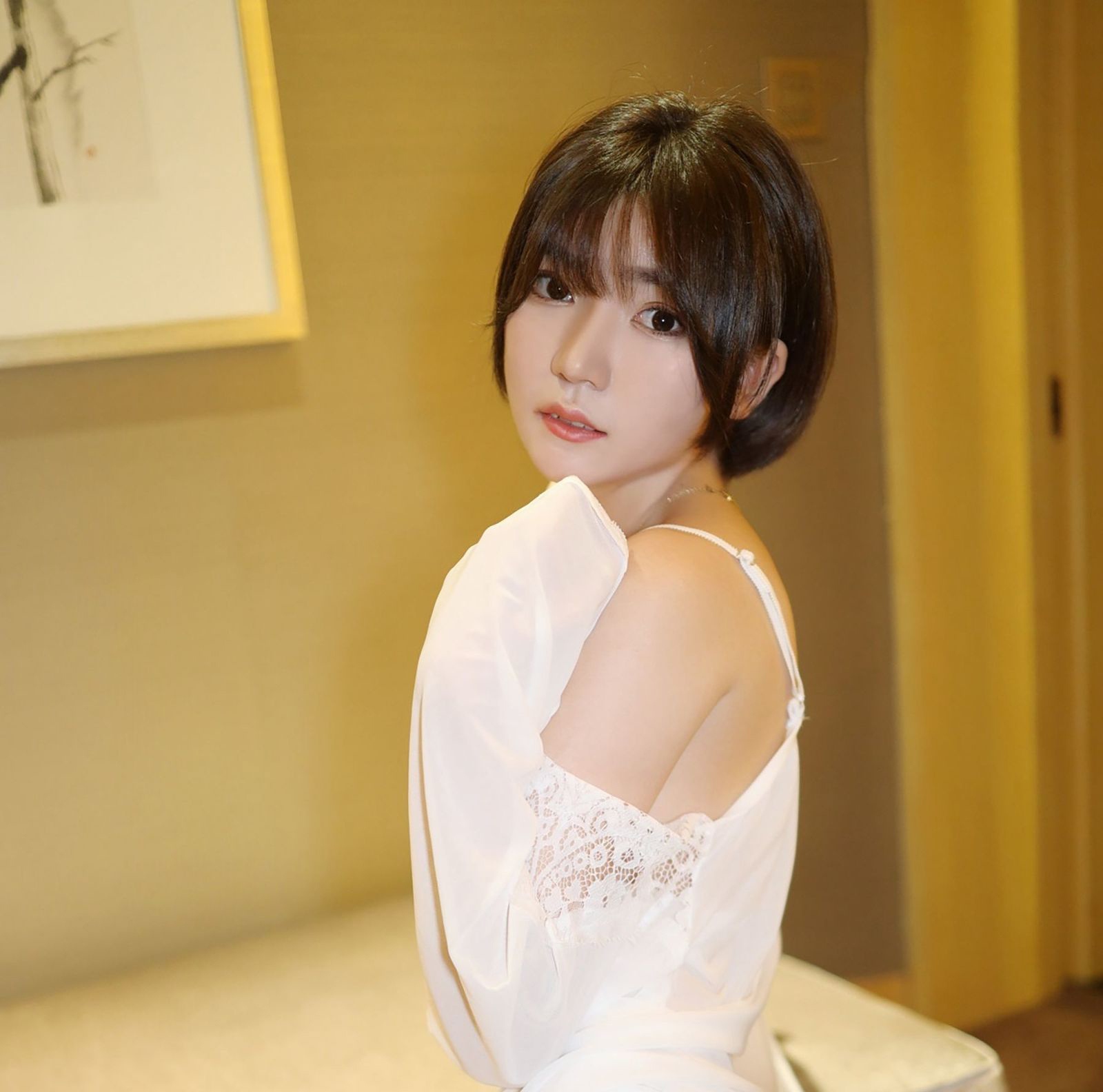 短发女神冷不丁蕾丝短裙性感写真