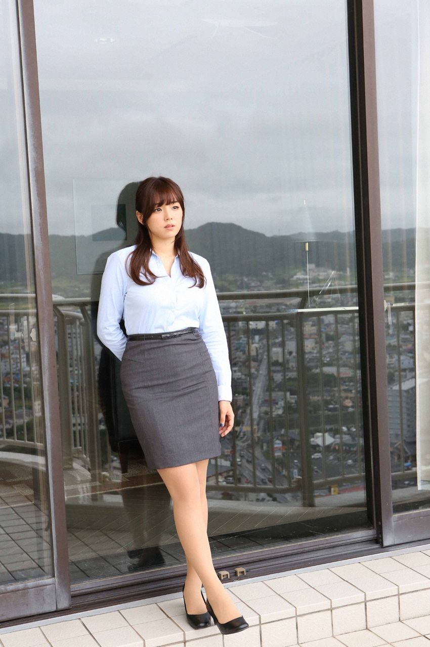 日本女神模特筱崎爱性感OL写真