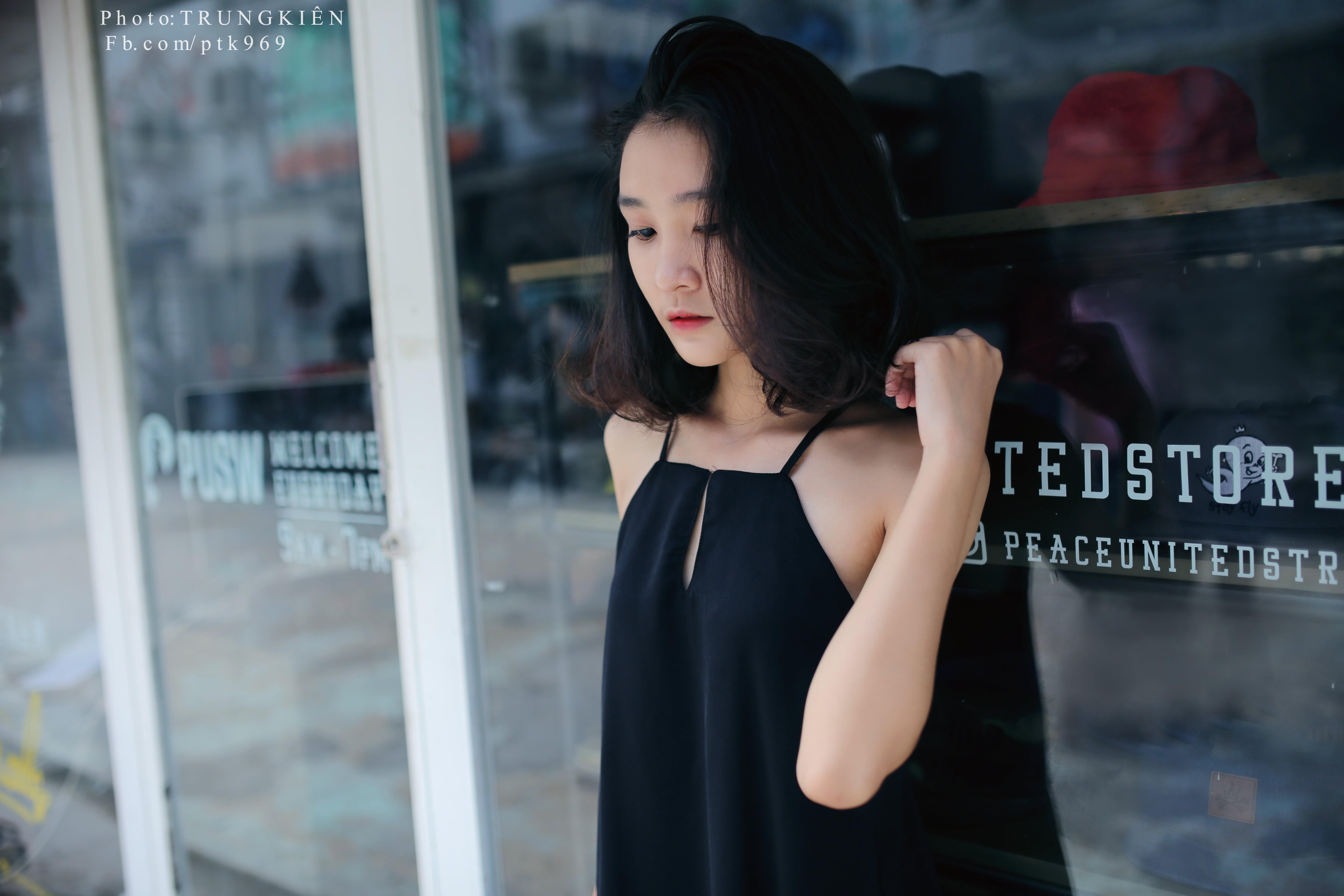 吊带清纯美少女性感街拍写真