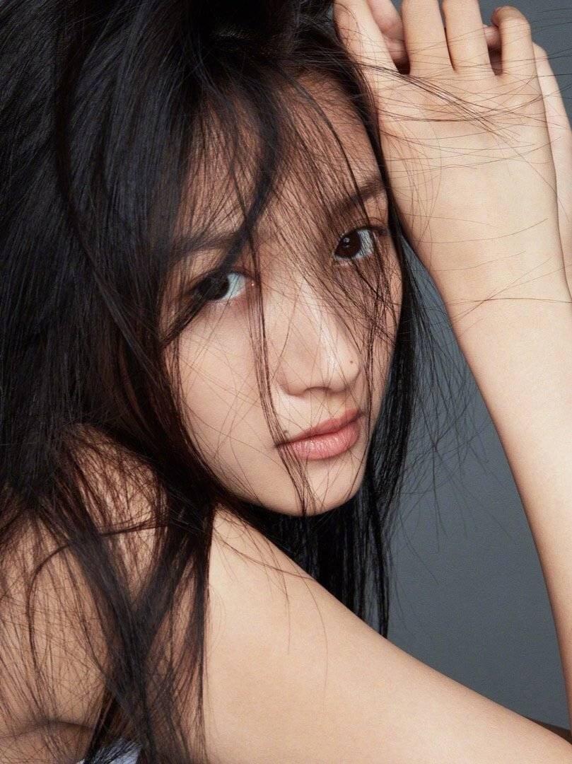 时尚女神关晓彤迷人写真
