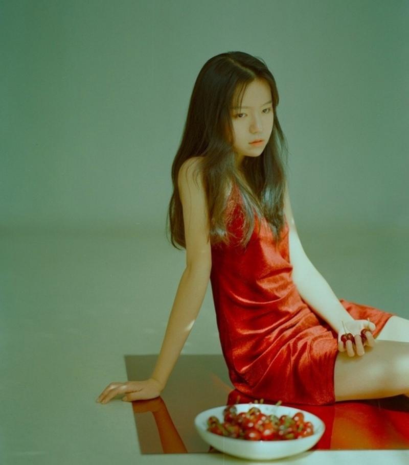 吊带红裙美女妖娆写真