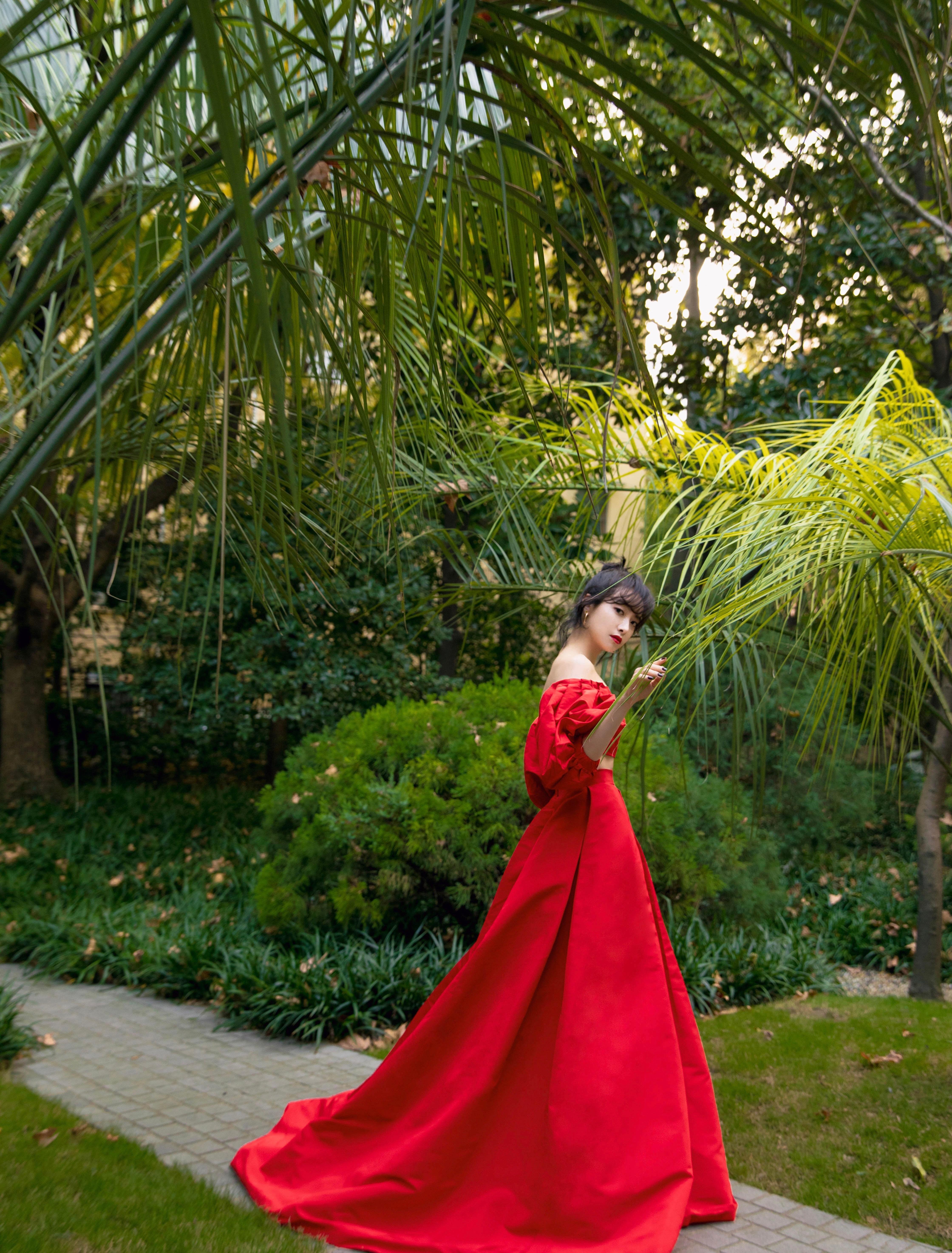 绿荫下性感女神宋茜优雅红色礼服写真