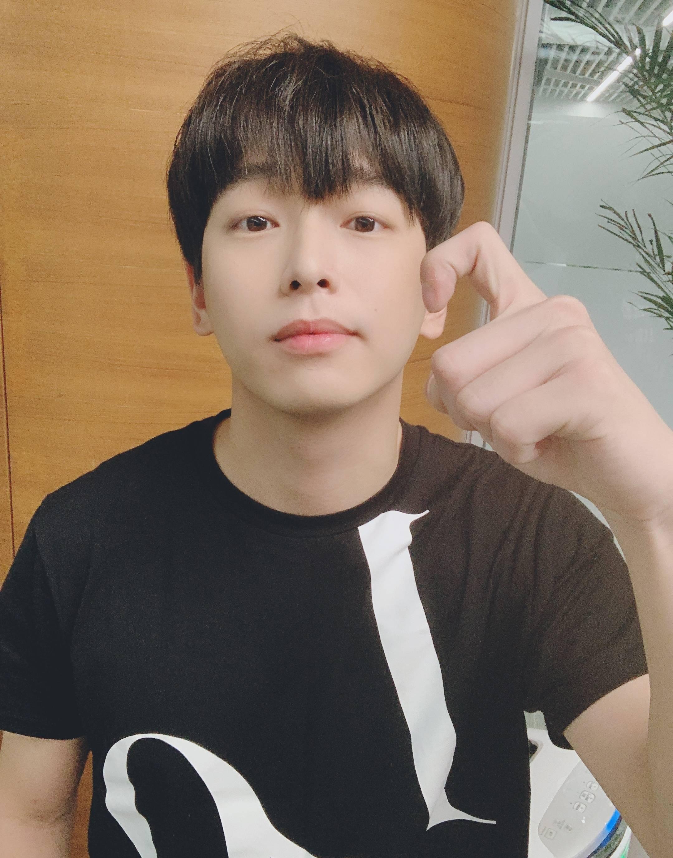 今日份少年彭昱畅时尚休闲生活照