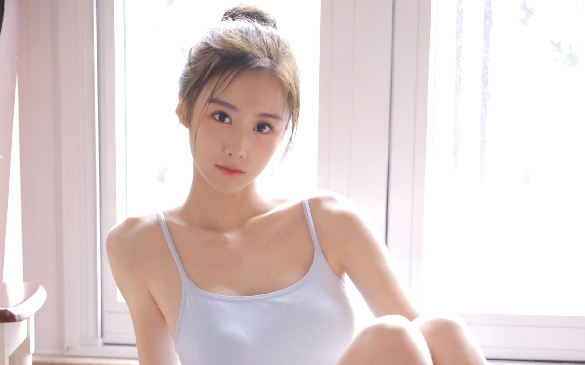 香肩酥胸美女性感私房魅惑写真