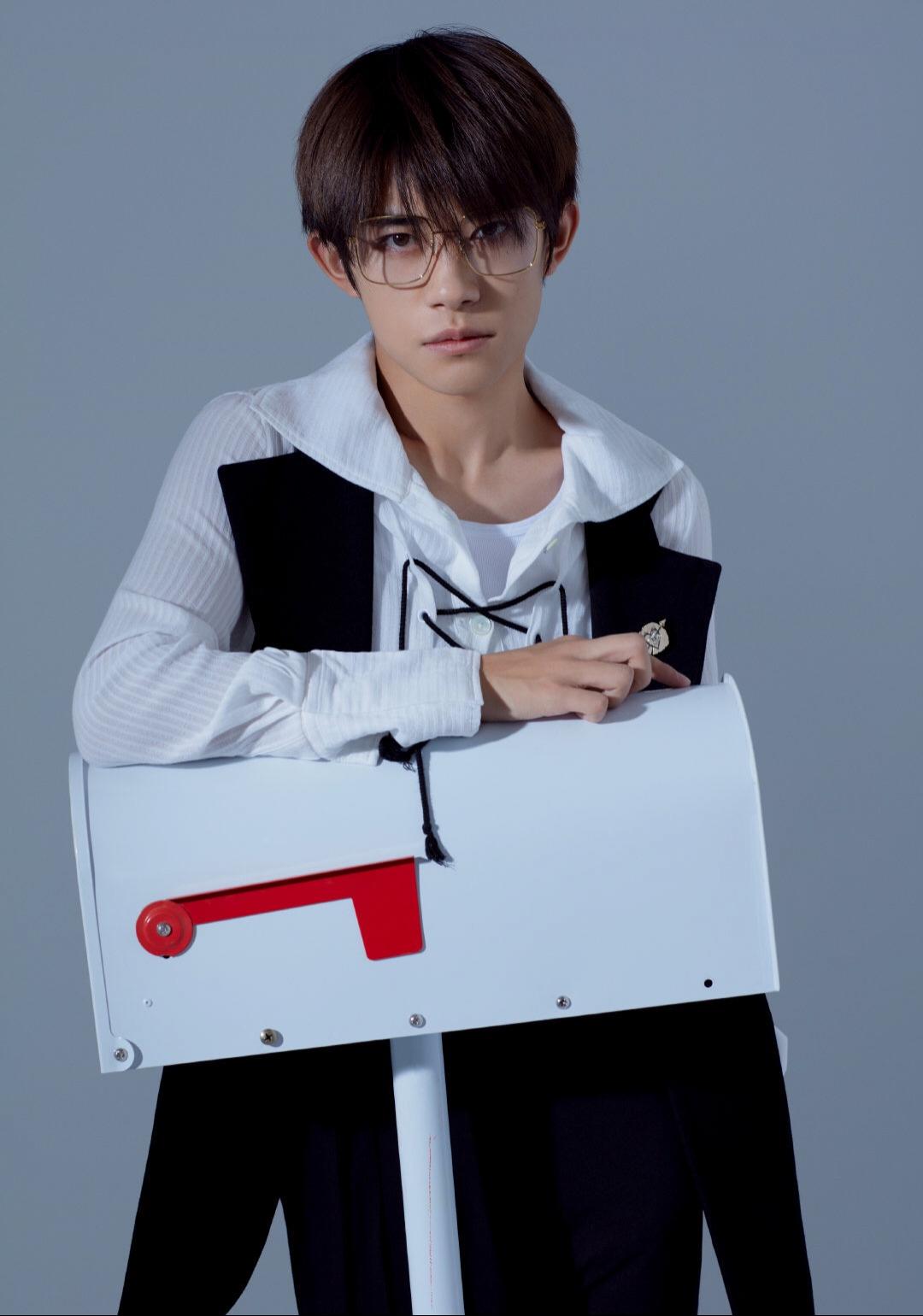 今日份男孩易烊千玺帅气金丝眼镜写真