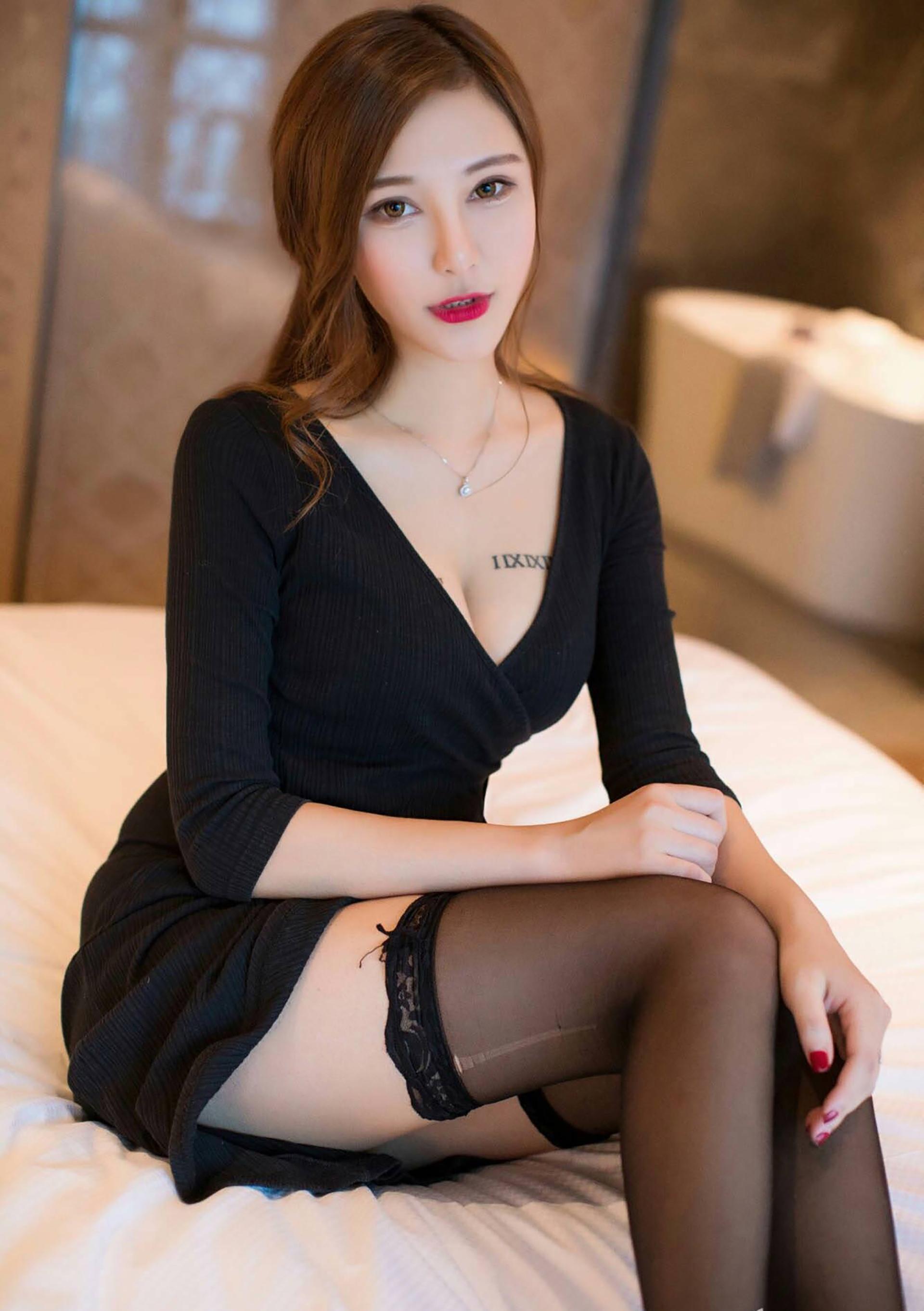 性感美女低胸礼服黑丝诱人写真