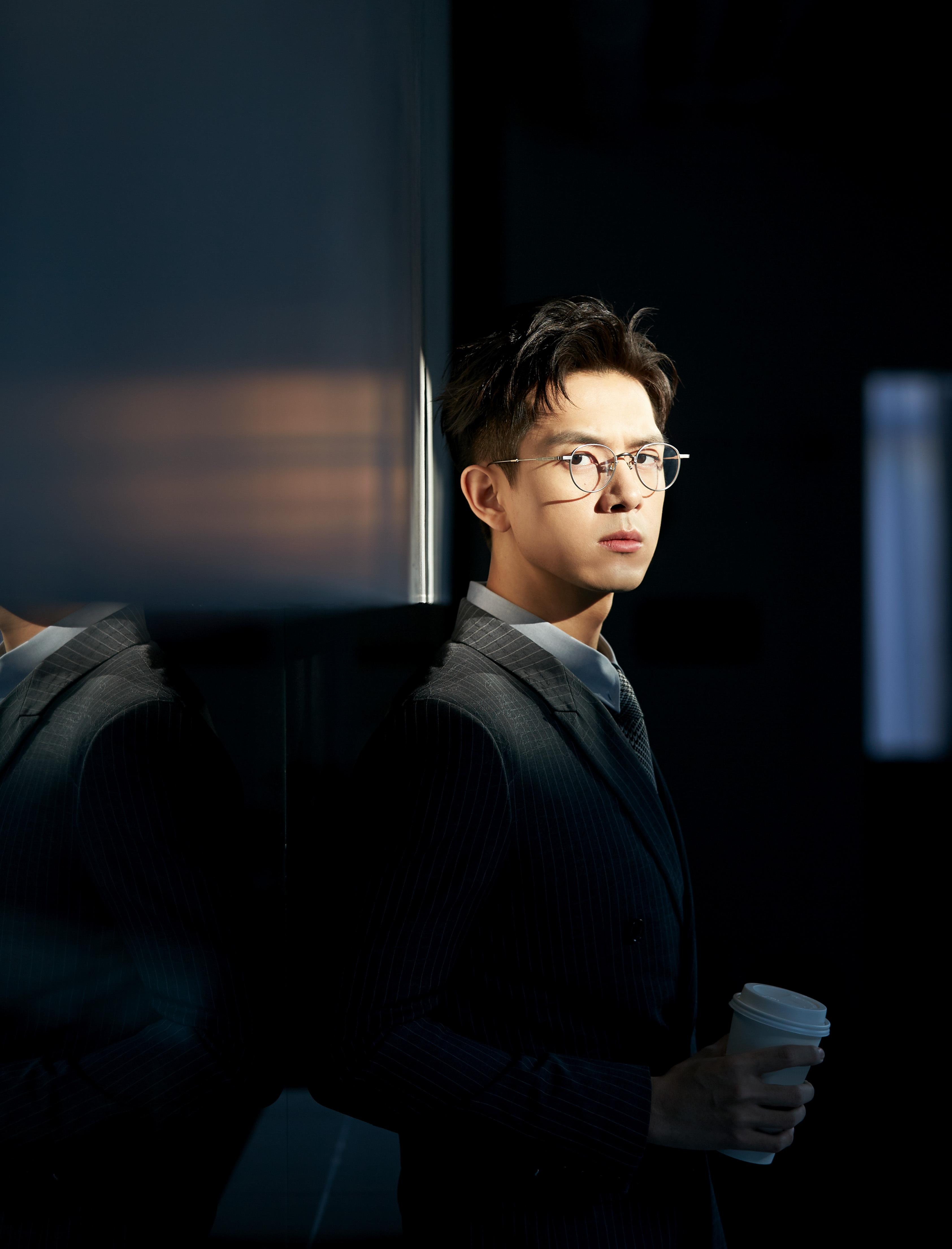 李现条纹西装细框眼镜霸道总裁造型