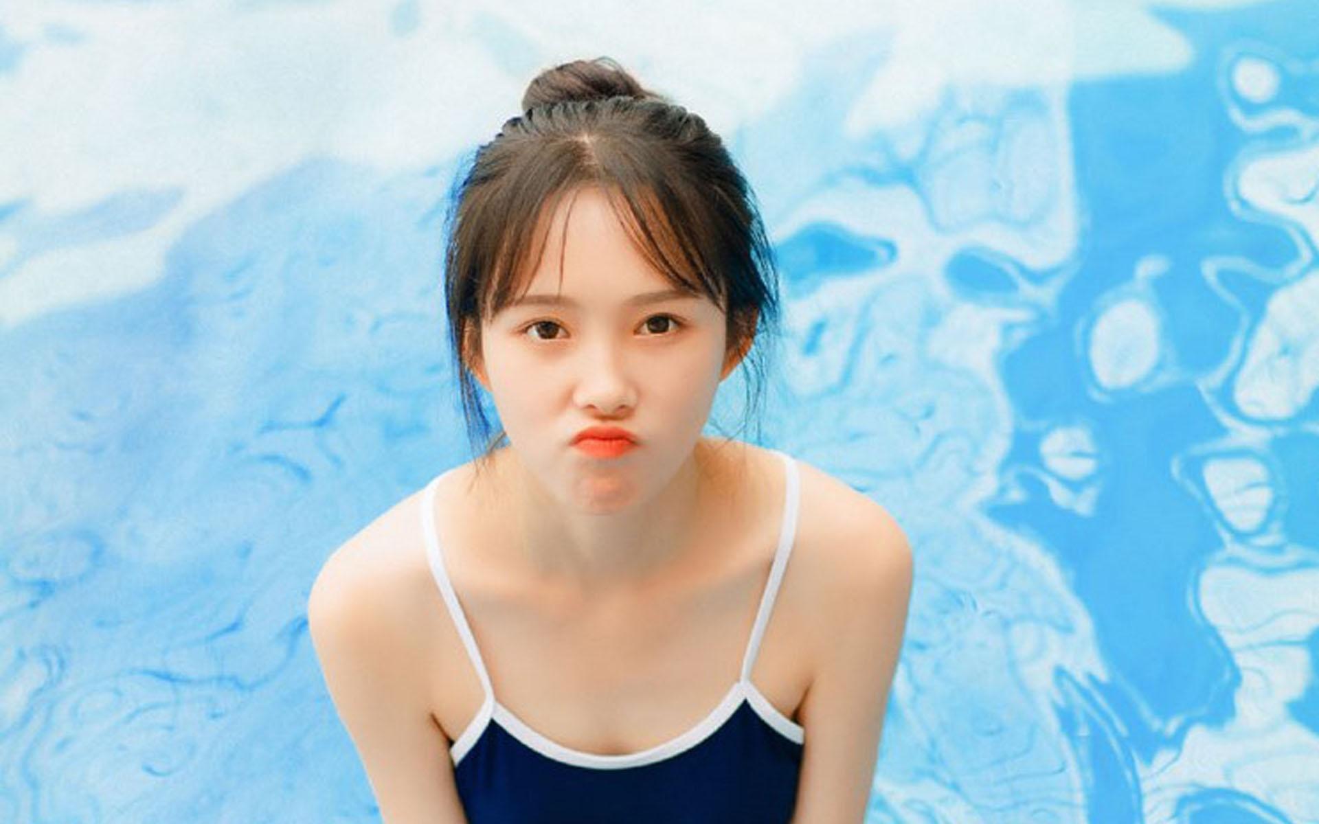 蓝色死水库泳衣美女可爱丸子头嘟嘴甜美写真