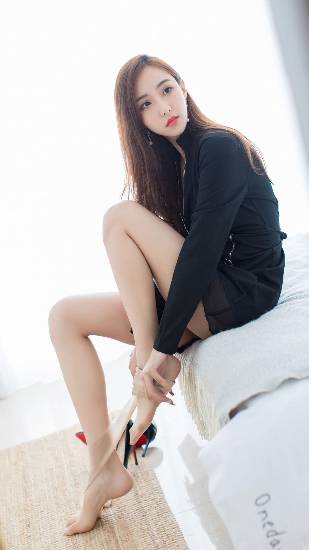 美女模特丝袜美足性感诱人写真