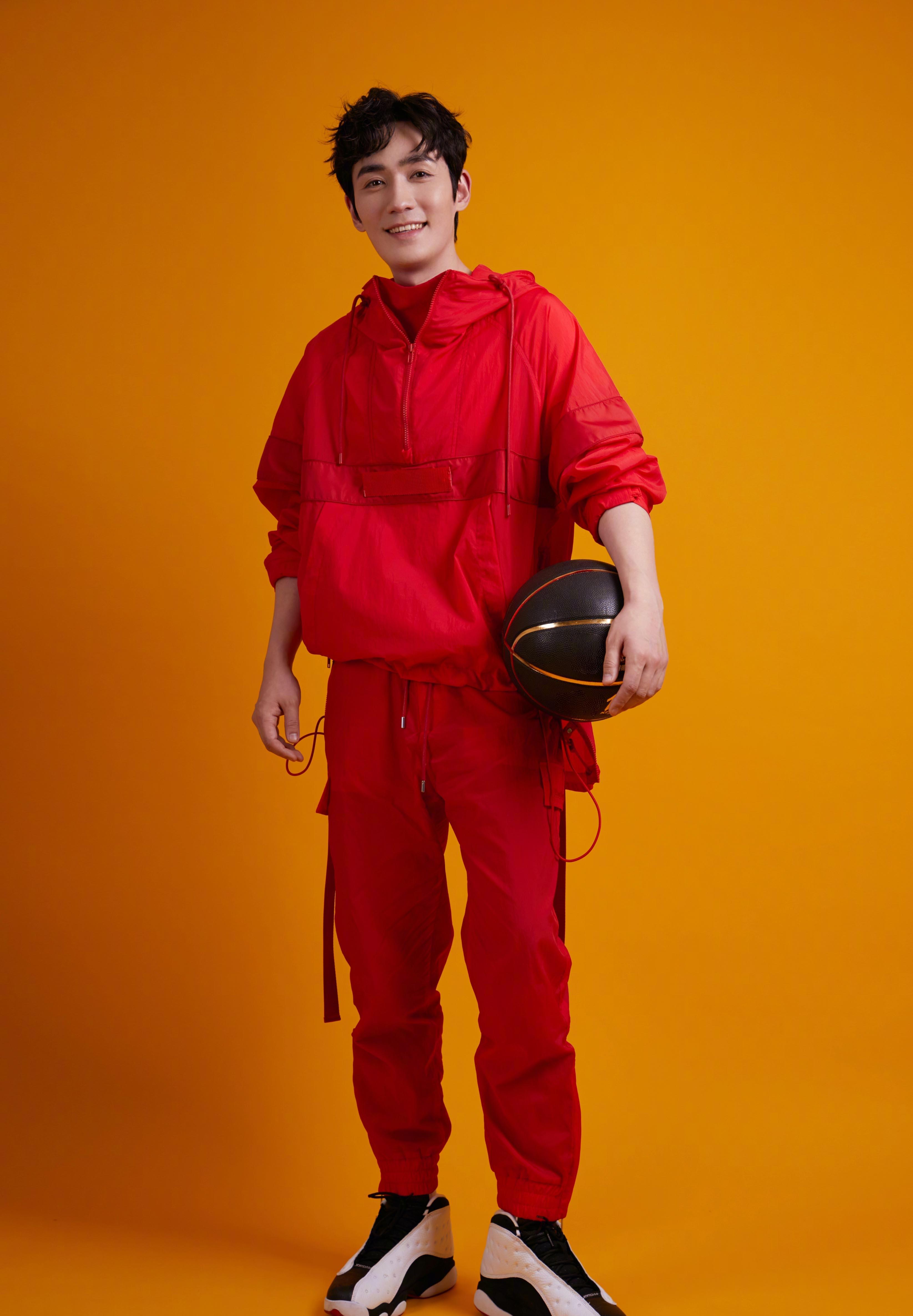 成熟型男朱一龙休闲风写真