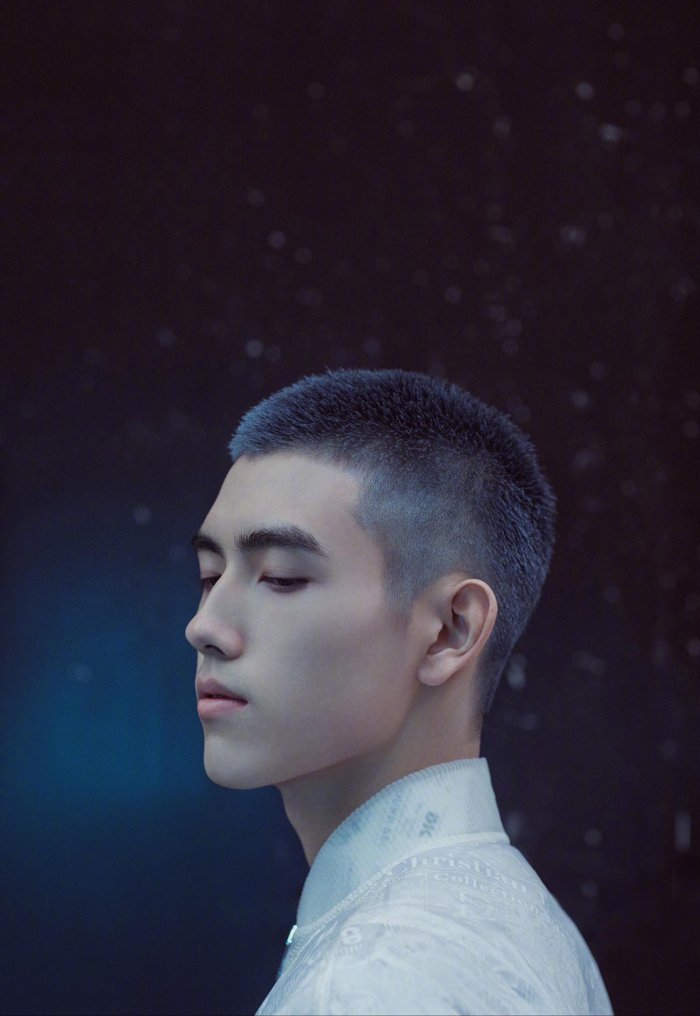 陈飞宇银灰色“星空”寸头巴黎男装秀