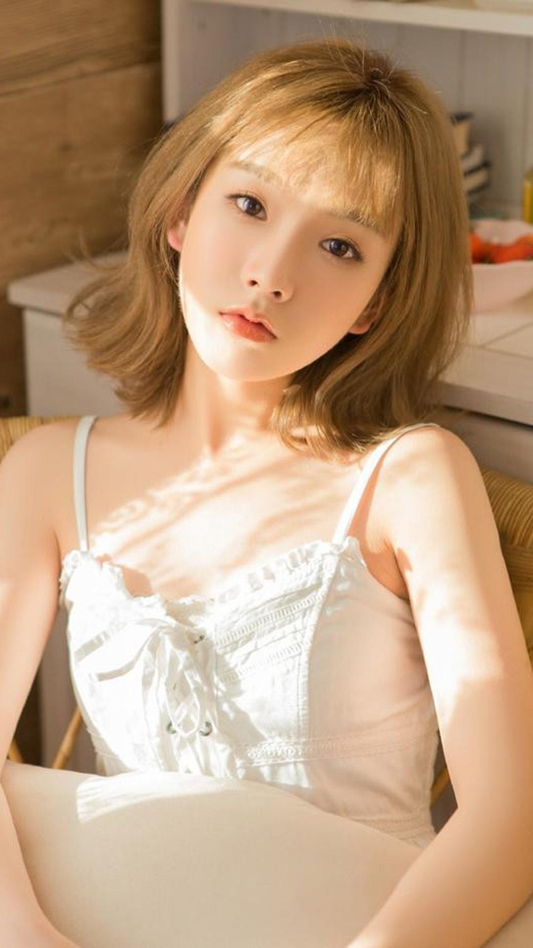 居家清纯性感吊带美女私房诱人白嫩写真