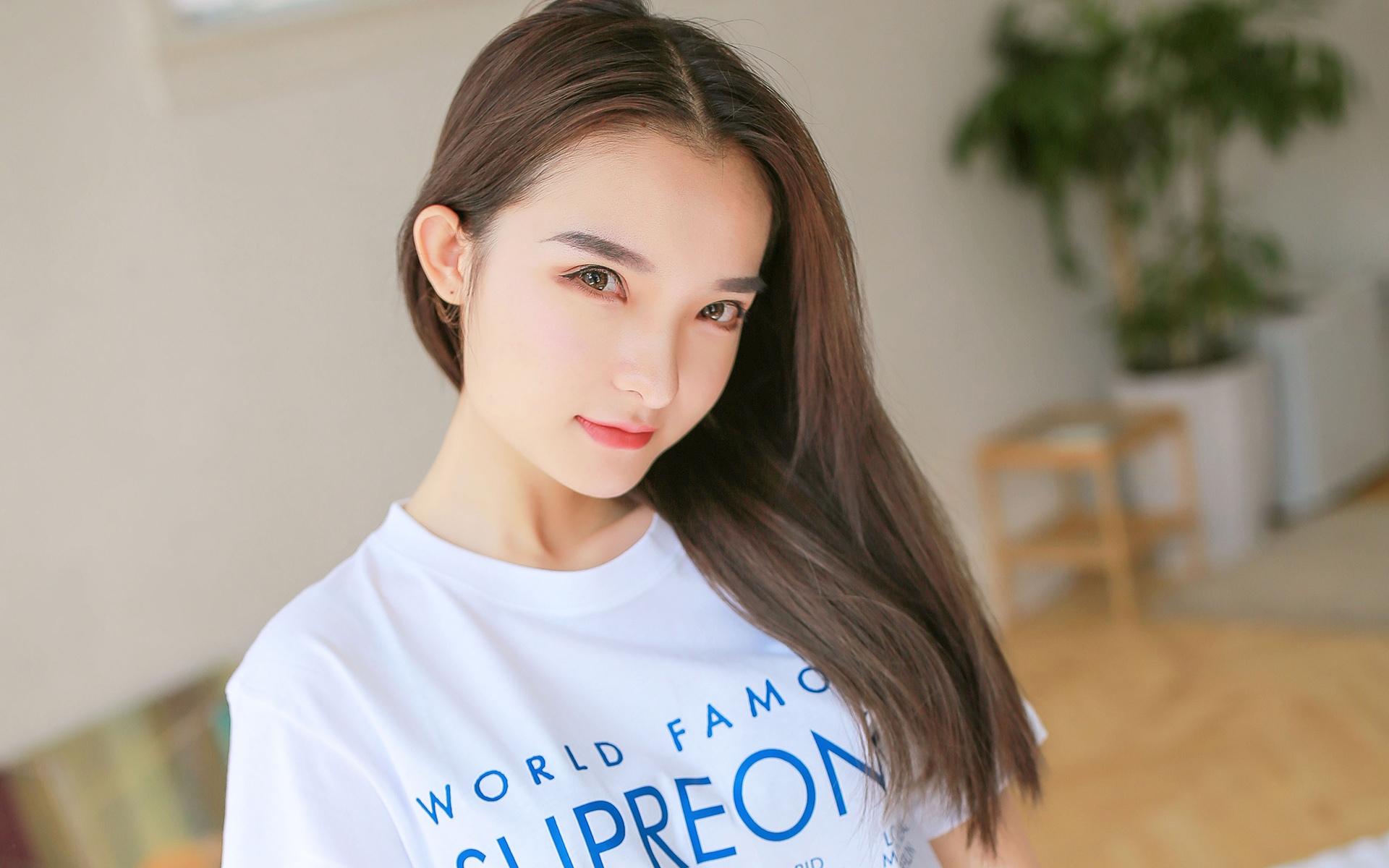 清纯美女披肩长发养眼白嫩诱人写真