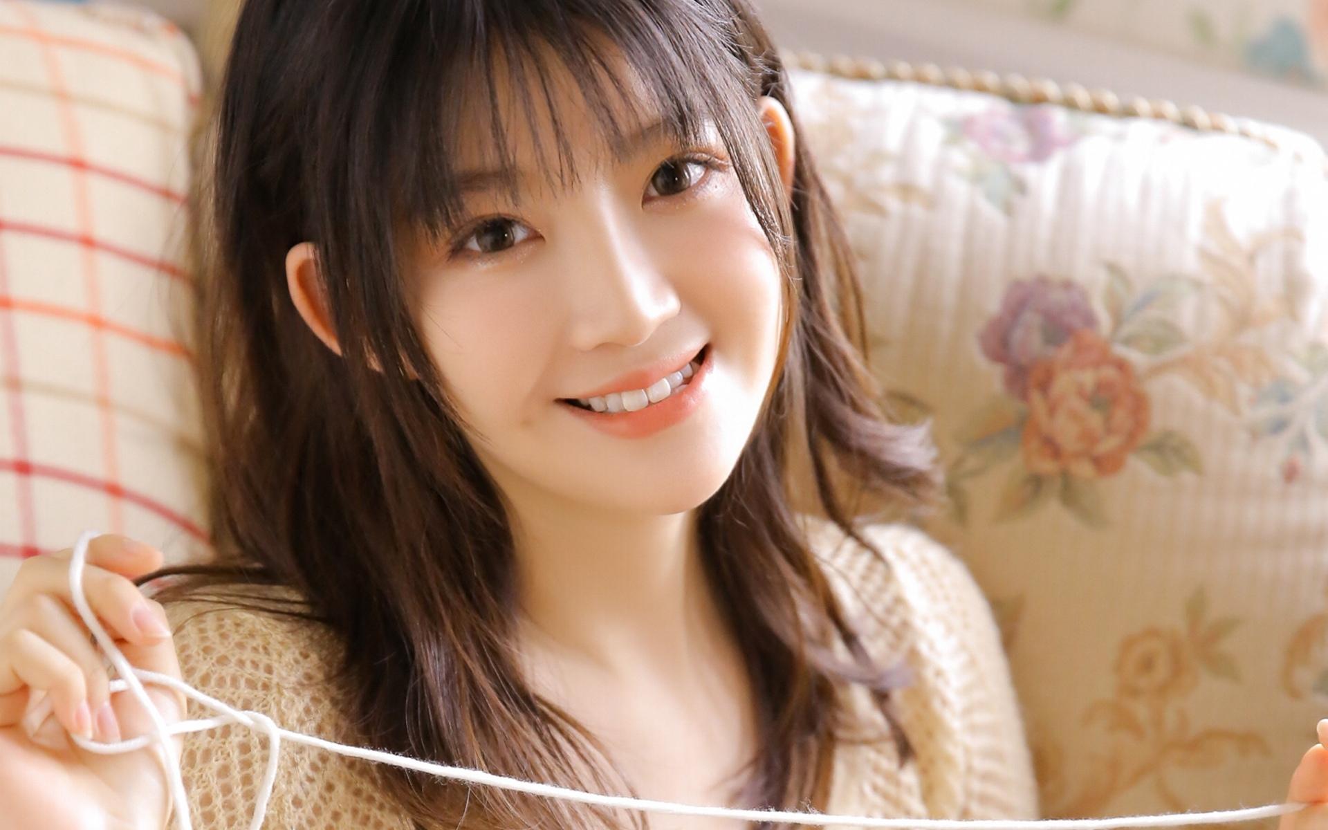 齐刘海女孩甜笑精致唯美迷人写真