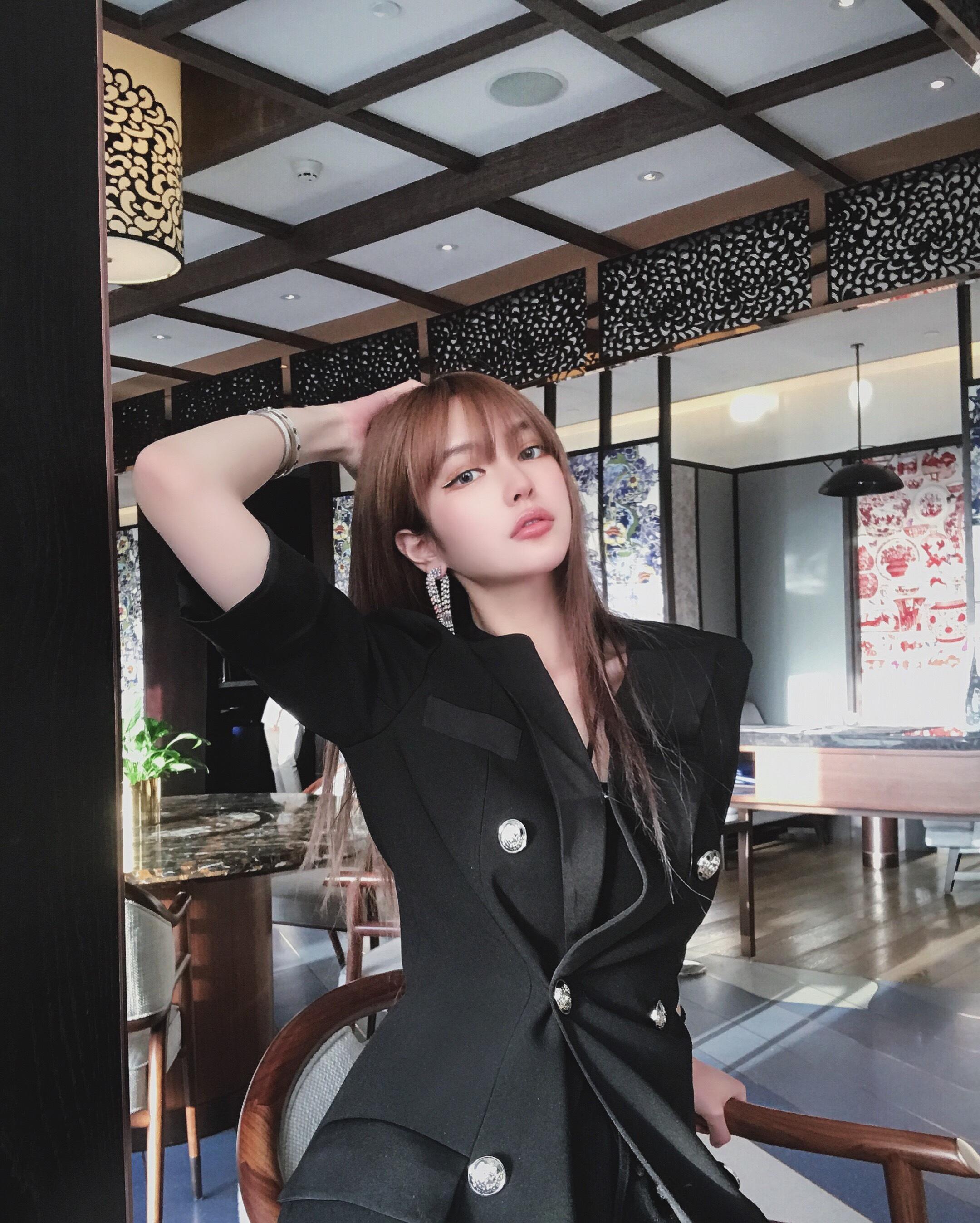 时尚魅力女神周扬青迷人写真