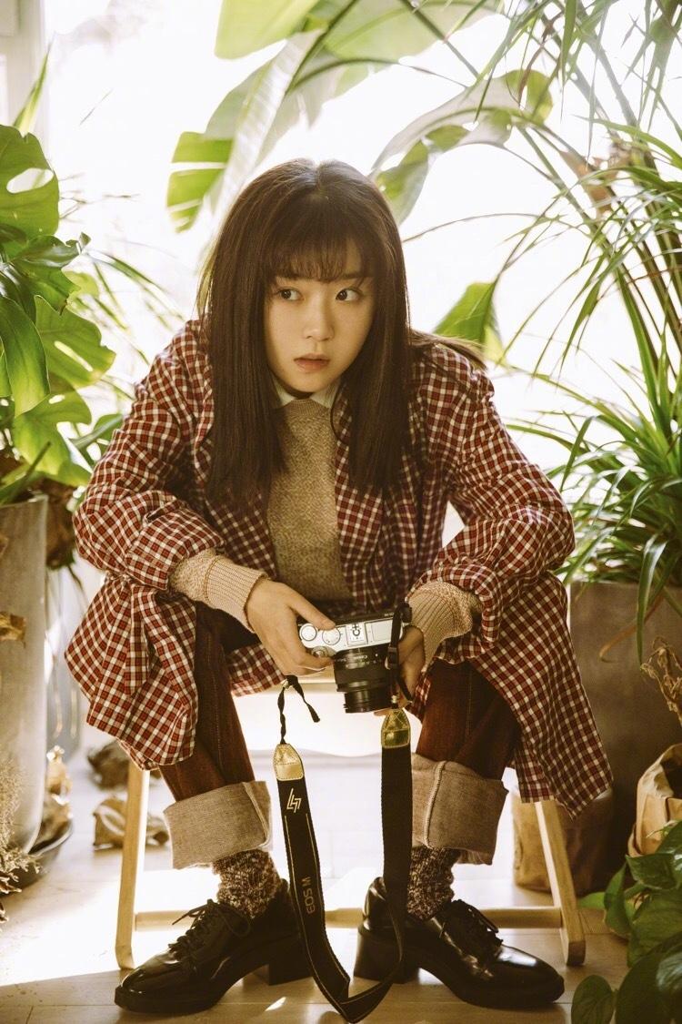 宋伊人小清新格子衫休闲甜美气质写真