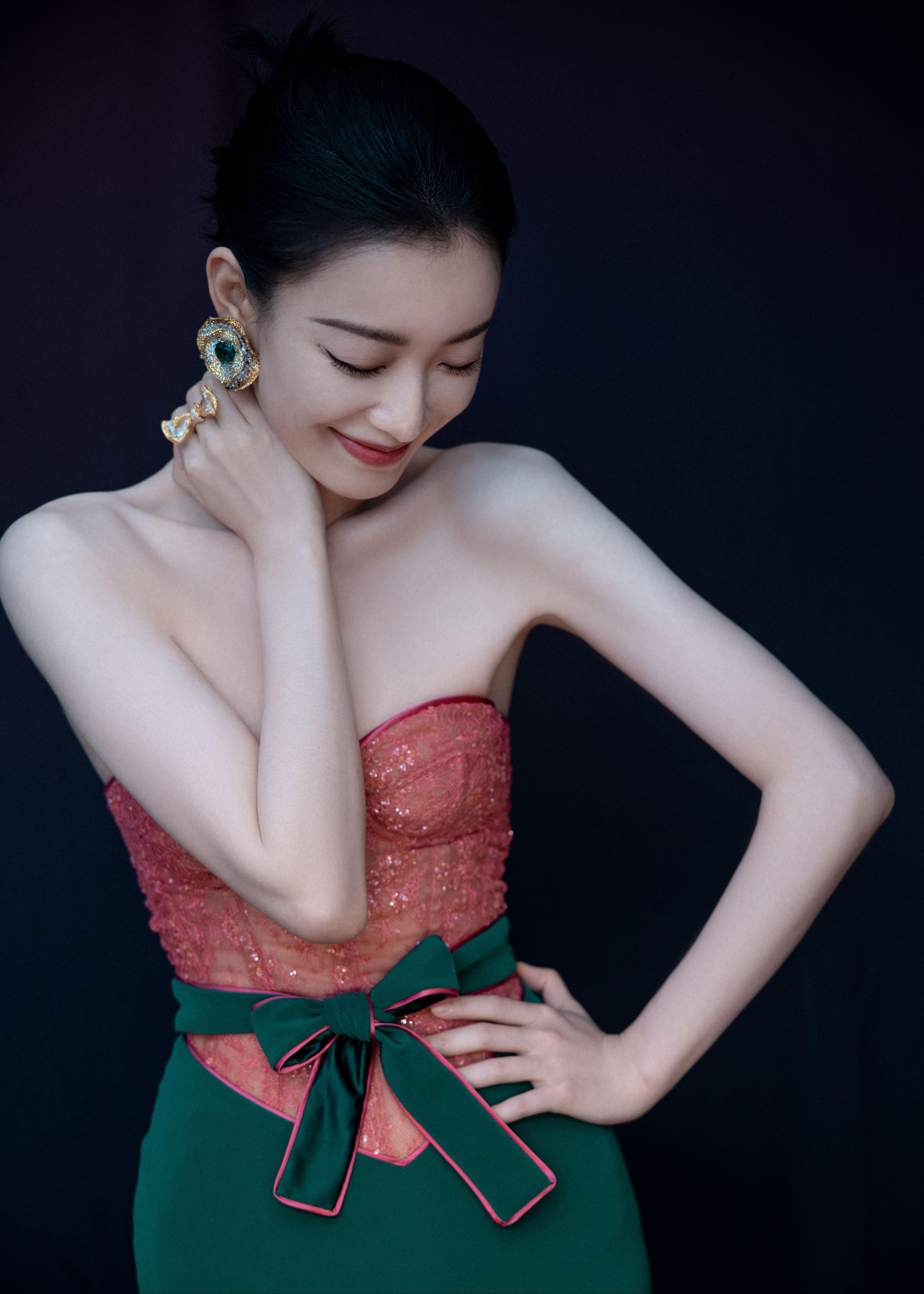 倪妮奢华优雅露肩写真