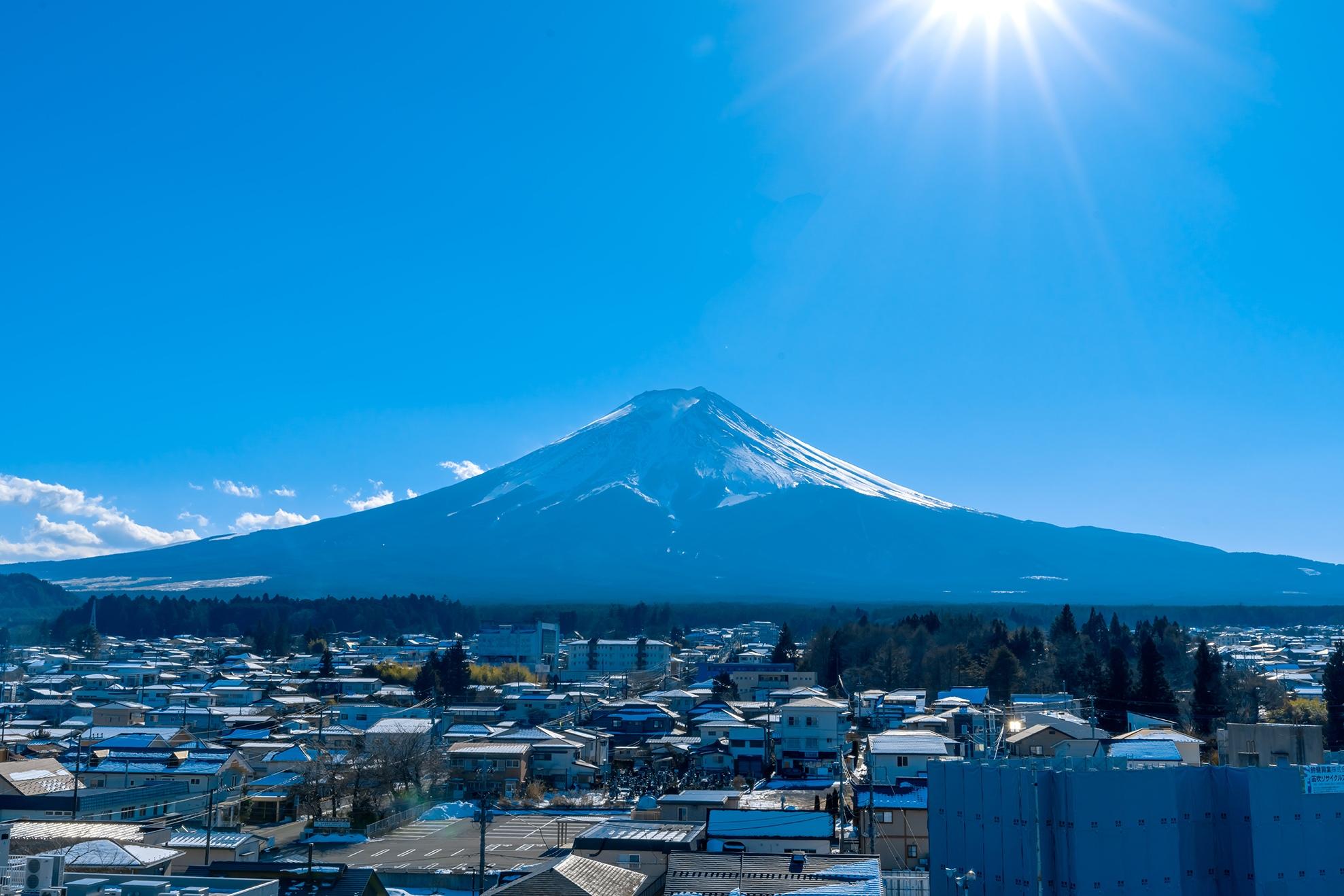 灿烂日光下的富士山风景