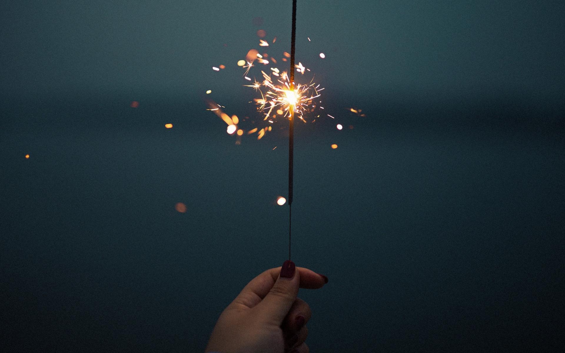 夜晚中的明亮仙女棒