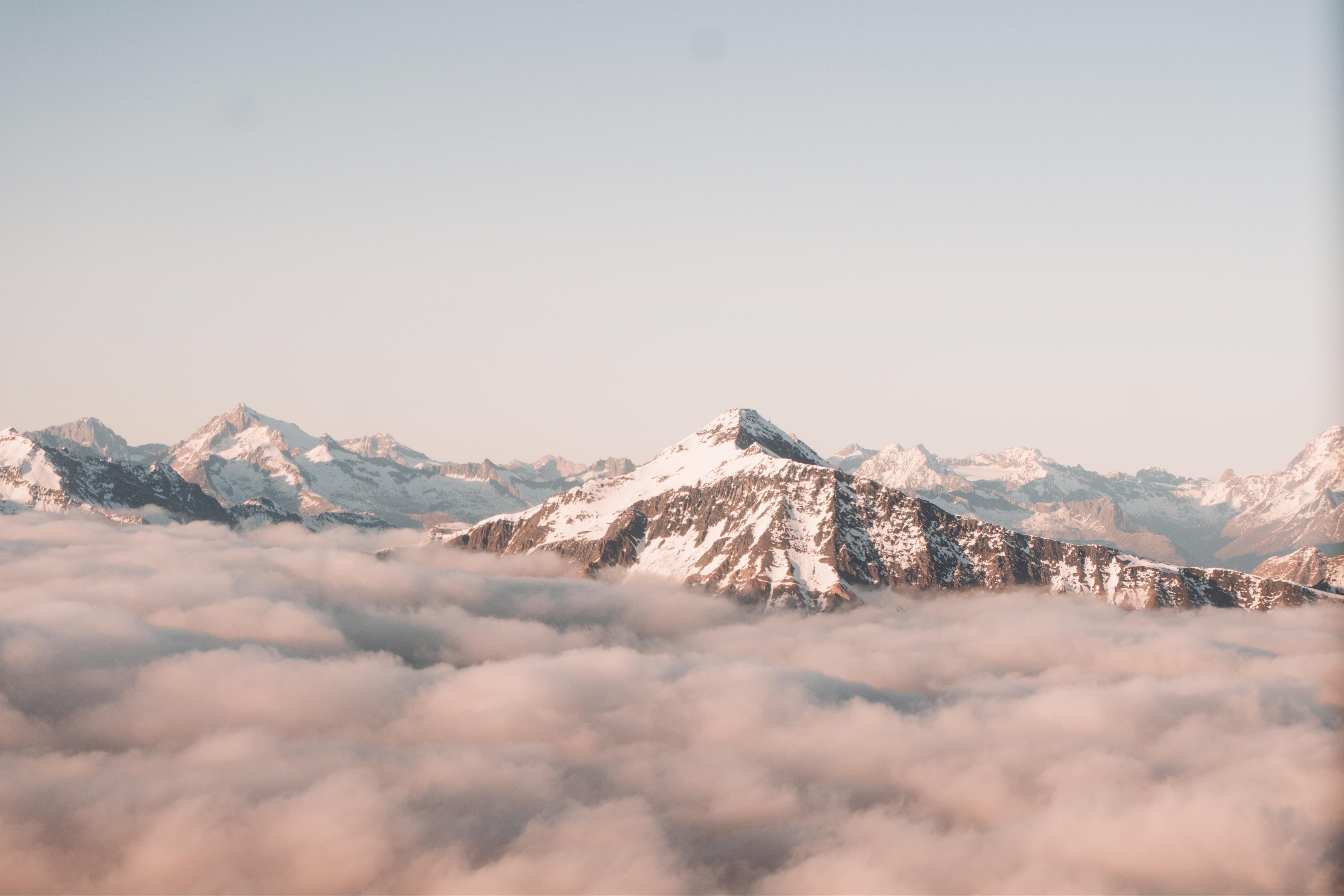 高耸雪山自然风光