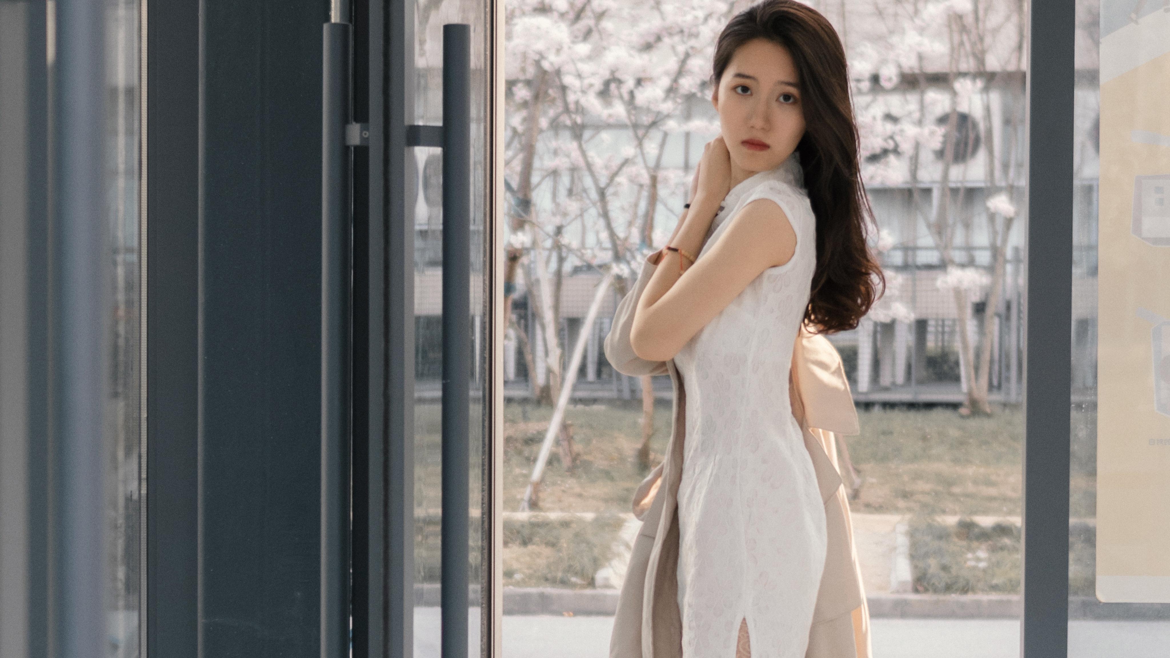知性优雅美女户外写真