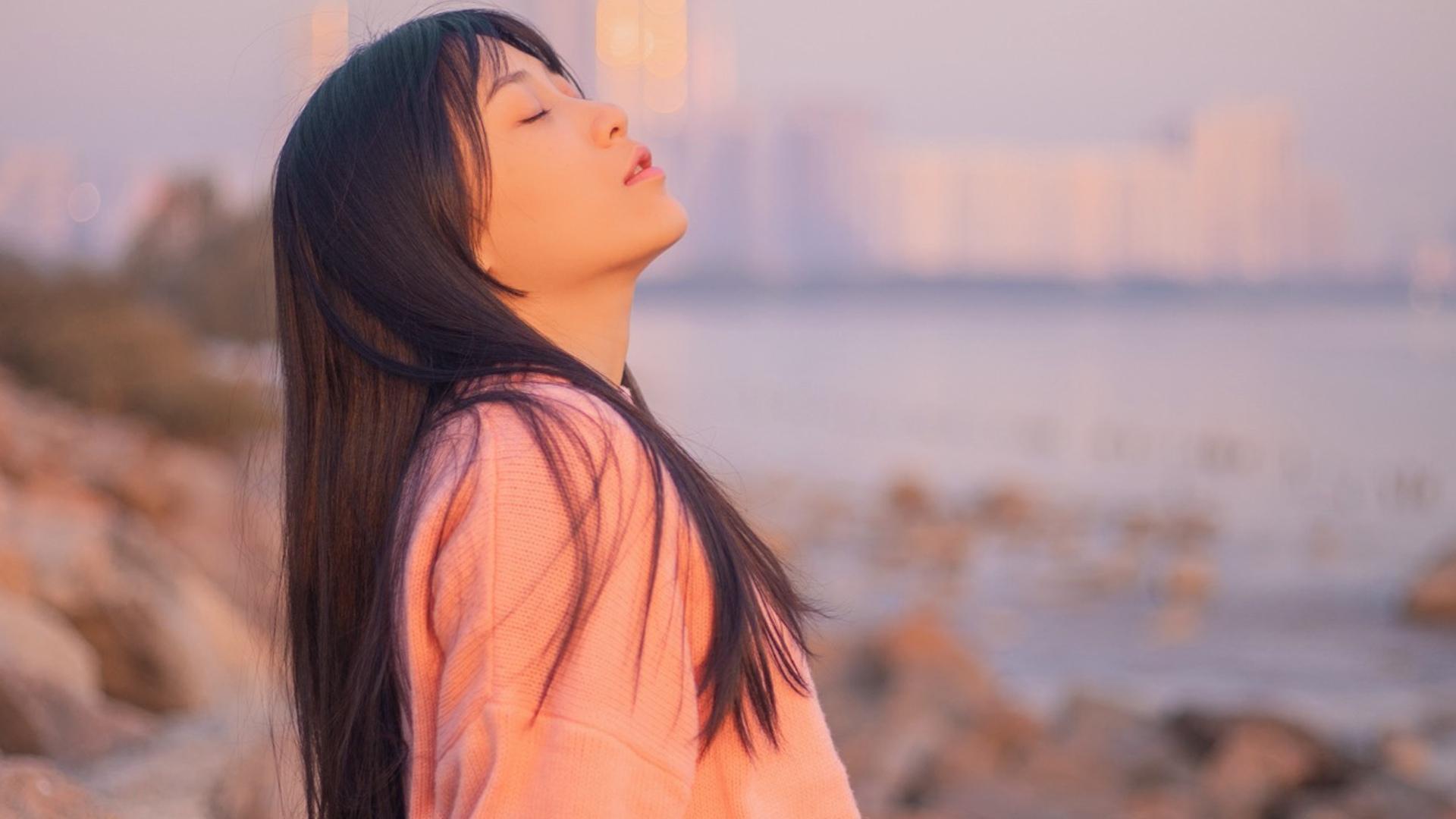 长发美女海边迷人写真