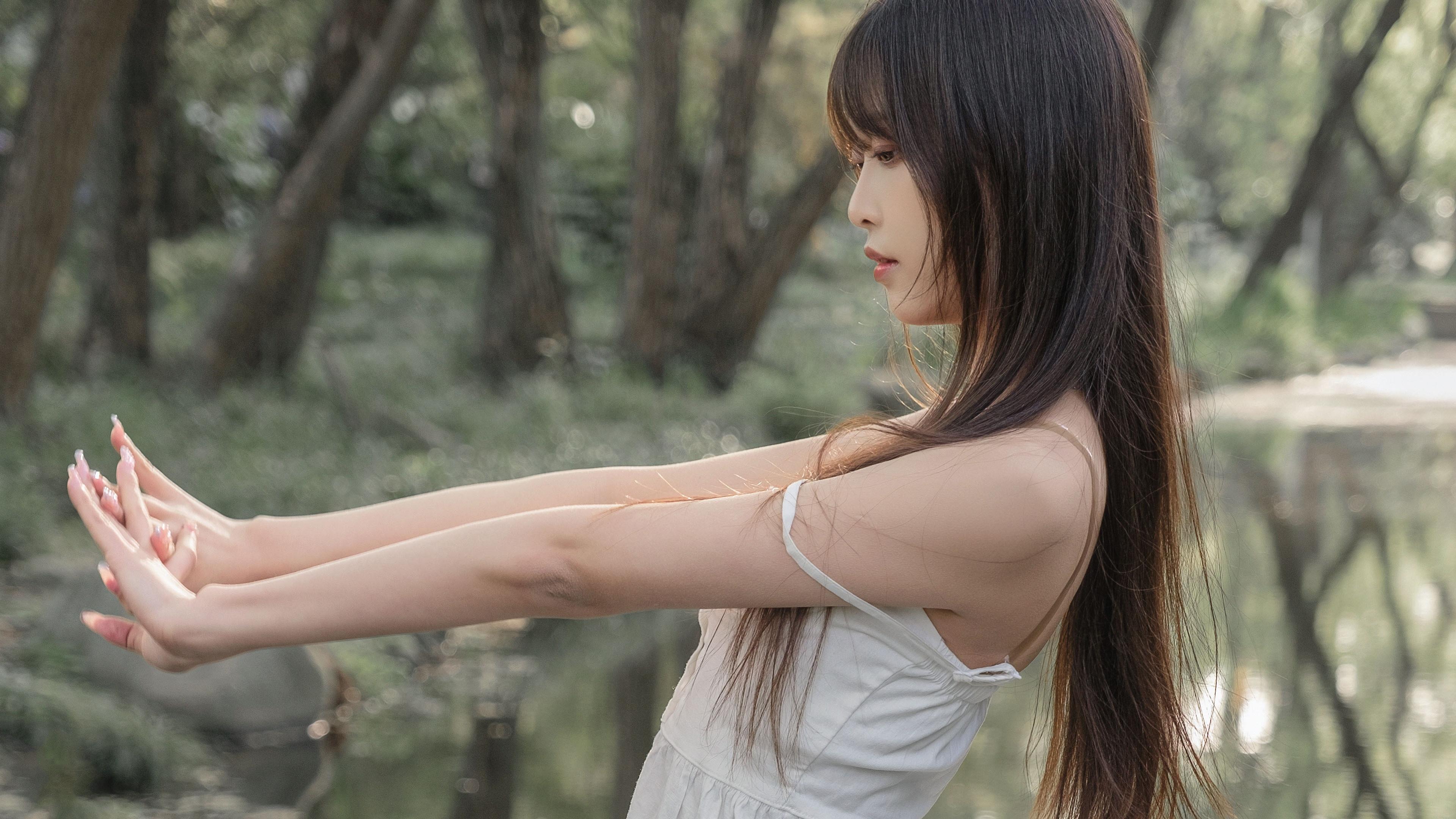 性感美女吊带裙露肩写真