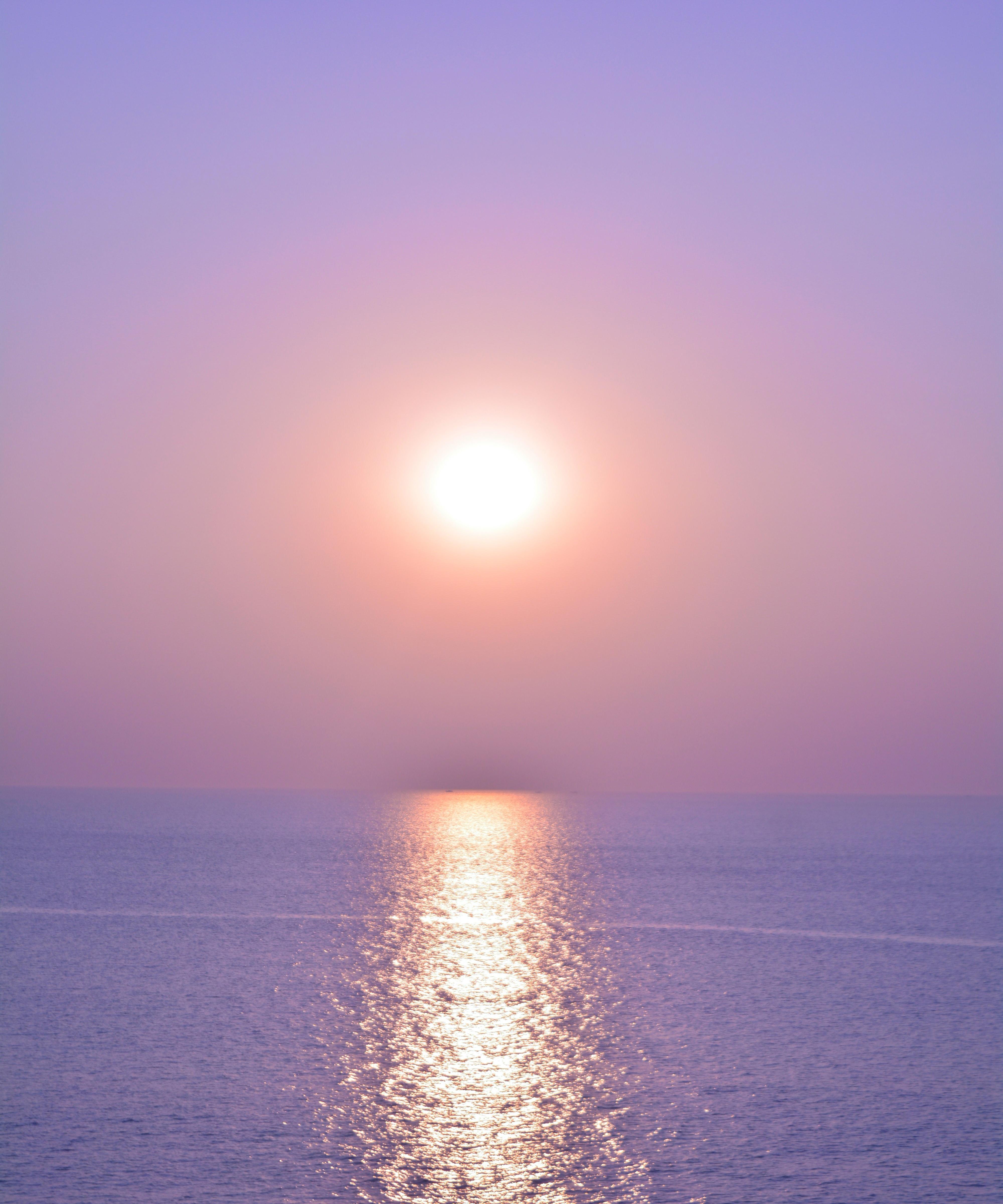 海上柔和的日出风光