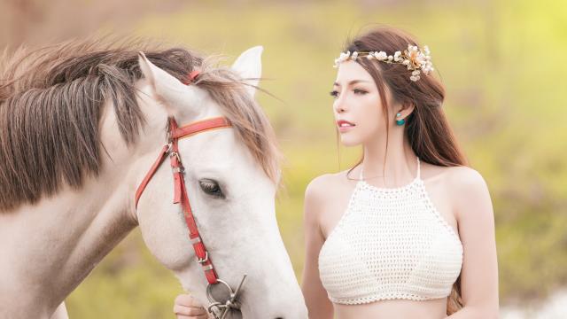 戴上美丽花环的美女