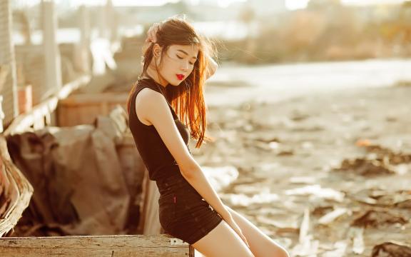 火车道旁美女靓丽写真