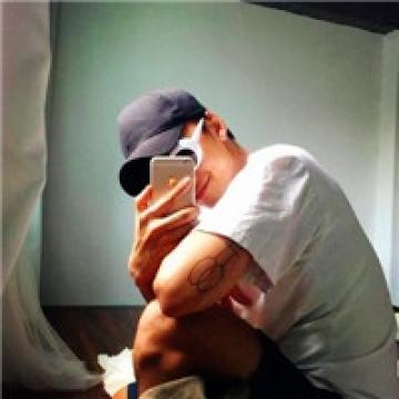 酷模样的简单男生