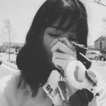 黑白悲伤美女