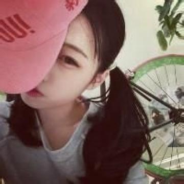 半边脸的可爱女人