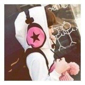 戴耳机的安静少女