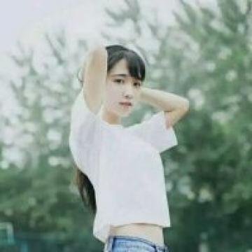忧郁的面孔，假装坚强的微笑