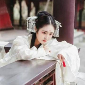 你本无意穿堂风，偏偏孤倨引山洪