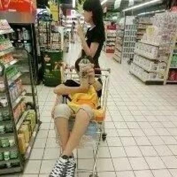 真爱的第一个征兆，在男孩身上是胆怯，在女孩身上是大胆