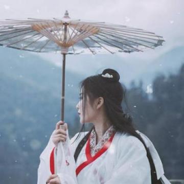 喜欢一个人，会卑微到尘埃里，然后开出花来