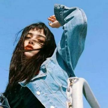 年轻的我们 ，容易把感动当成爱情， 也容易把过客当成挚爱