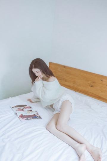 唯美清纯的居家少女写真