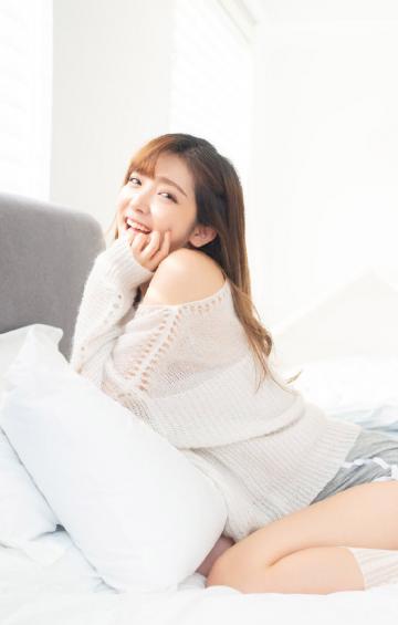 白皙性感女生撒娇写真