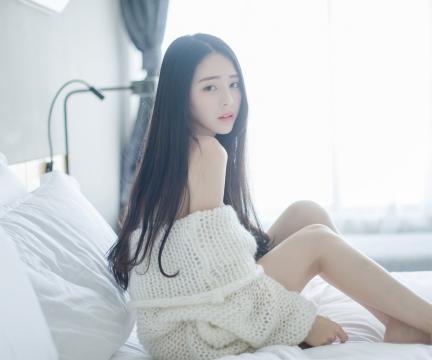清秀白嫩的漂亮女生私房写真