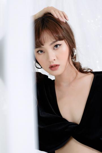 丰满白嫩的成熟小姐姐性感写真
