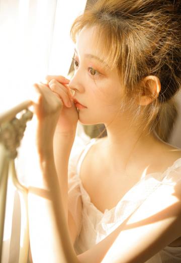俏丽妩媚的白嫩女生性感写真