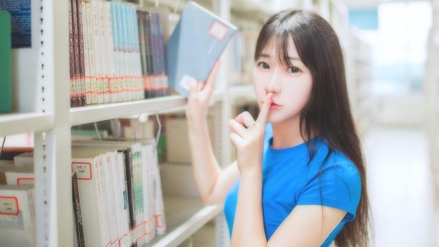 在图书馆里的文静女生