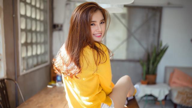 漂亮清纯的美女对你微微一笑