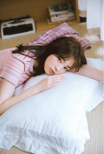 肤白如雪的甜美少女性感写真