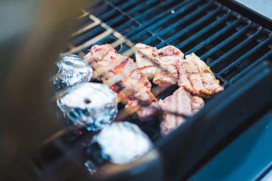 烧烤炉上色香味浓的肉